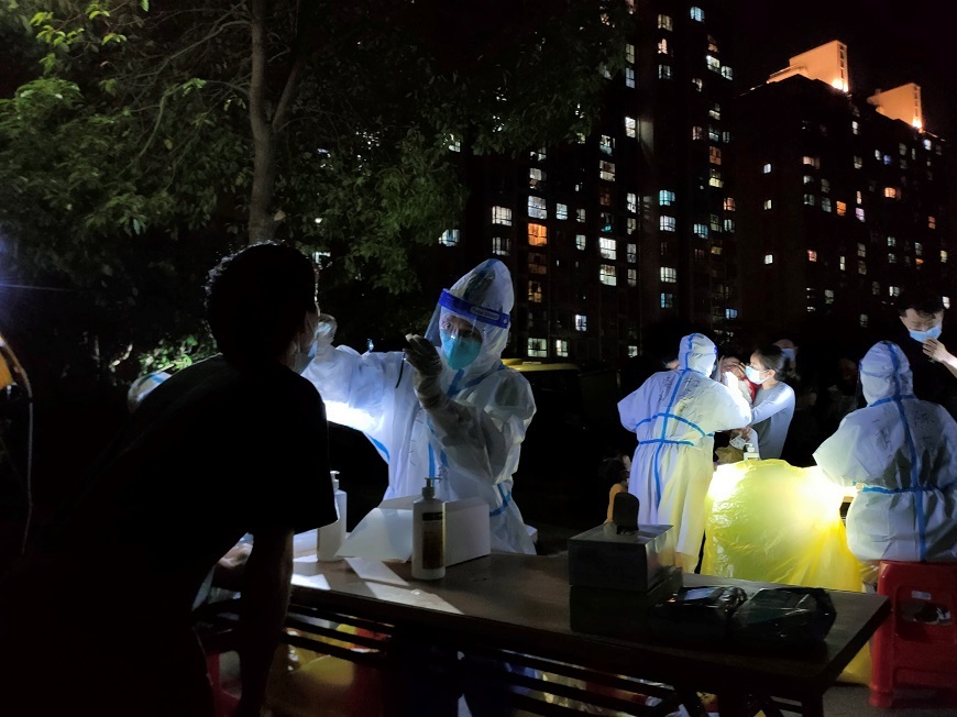 Late at night, young nurses took nucleic acid samples in the community.
