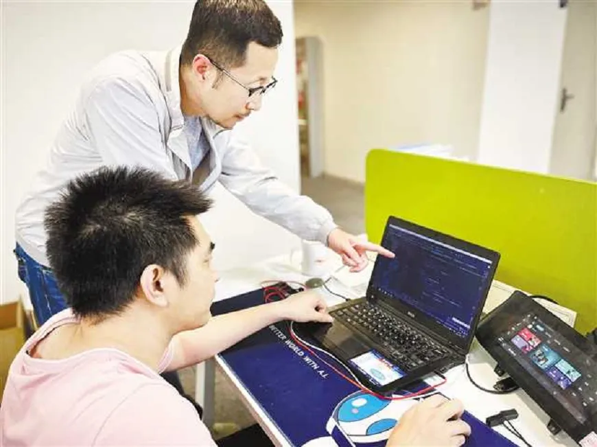 Ma Hongpeng instructed his colleagues to test the intelligent vehicle system