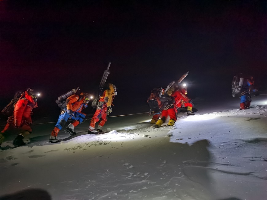 Members of the Chinese scientific expedition team set off to the summit of Qomolangma on Wednesday.