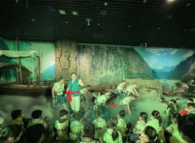 Visiting the Three Gorges Museum at Night to Experience Local Folk Music