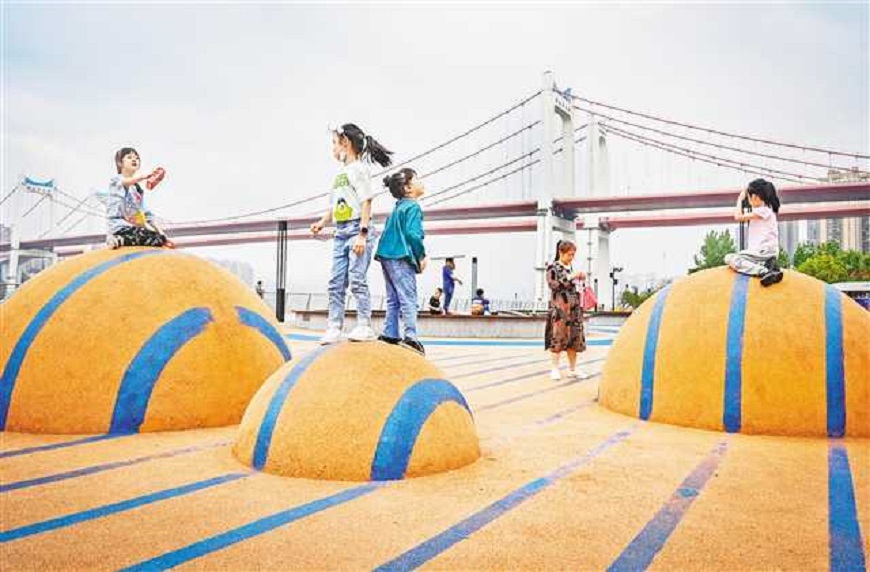 On April 29, 2022, many children played in the Jiulongtan Square of Jiulongpo District.