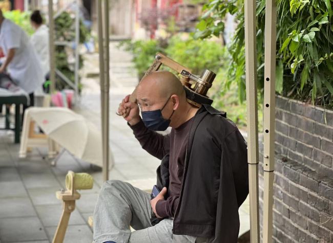 People Experience Traditional Chinese Medicine of Intangible Cultural Heritage