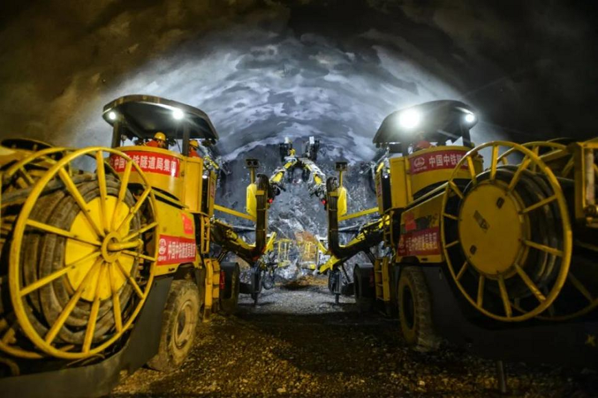 The Lesser Three Gorges project team of China Railway Tunnel Group Co., Ltd carried out mechanized construction in the tunnel.