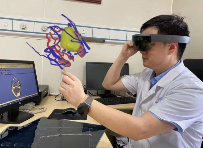 Chinese Doctor Performs Tumor Resection with Mixed Reality