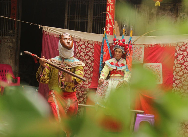 Over 65, Group of Opera Performers Try to Pass down Intangible Cultural Heritage