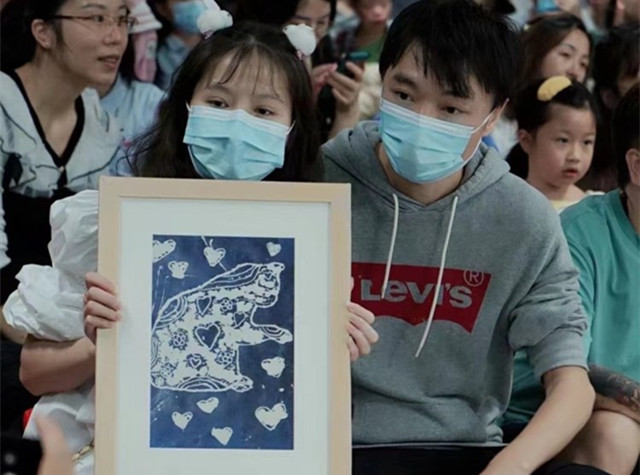 Autistic Child Artists Paint the Dreams of Cats for Public Auction