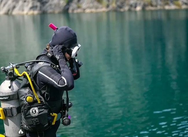 A Scuba Diving Base Unveiled in Downtown Chongqing