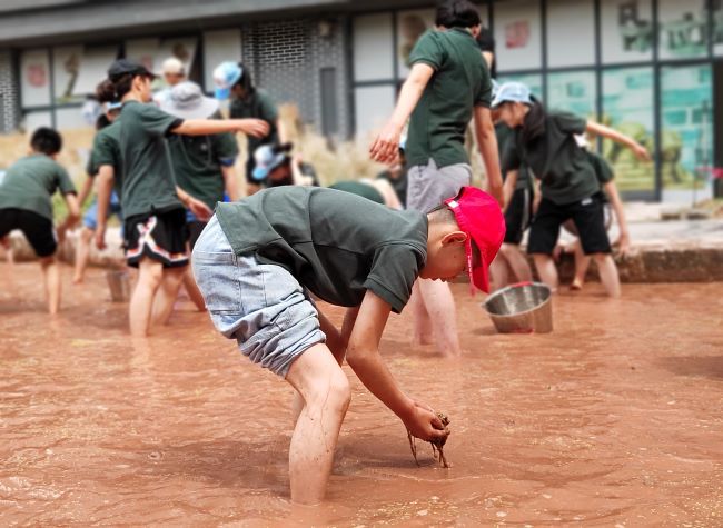 Catching Fish With Bare Hands, Students Practice Physical Labor Rooted in Philosophy