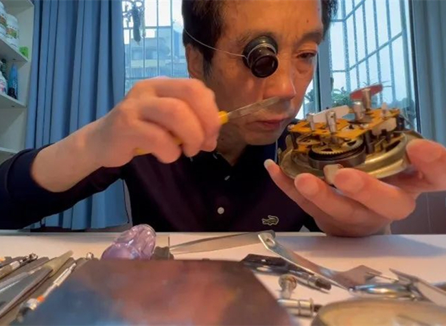 Chinese Clockwork Craftsman Spends Half-Century on 'Time' | Story