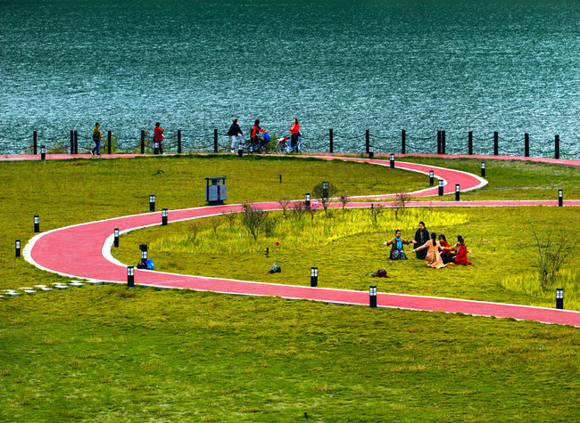 Visual Chongqing | Silver Lake and Green Fields