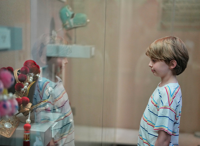 Foreign Teachers and Students Experience Attractive Sichuan Opera Up Close