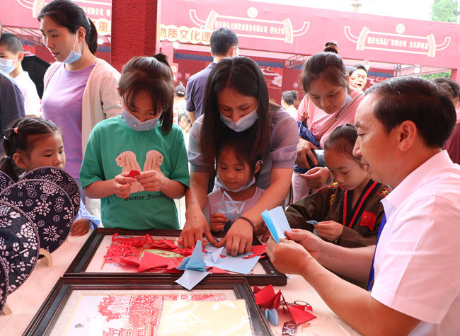 Shopping Festival for Intangible Cultural Heritage Kicked off in Chongqing