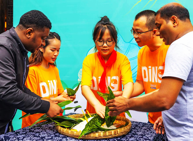 Overseas Friends Experience Dragon Boat Festival with Banan Laowai@Chongqing