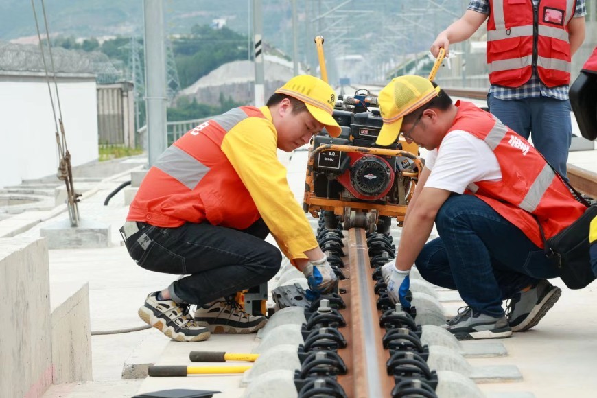 Hu Zehao and his colleagues are adjusting the track of the Chongqing section of the Zhengzhou-Wanzhou high-speed railway.
