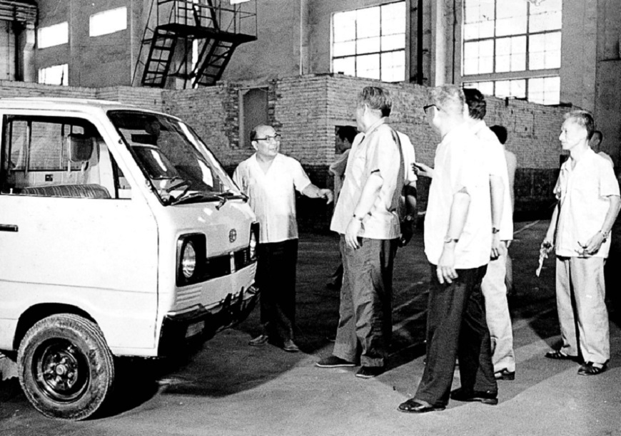 In 1983, Liao Bokang, Secretary of the CPC Chongqing Municipal Party Committee, and other leaders visited the factory and inspected the sample of the Chang'an mini-car.