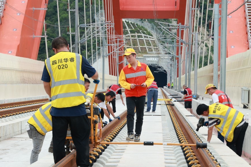 The fine adjustment team is conducting fine adjustments on the track of the Chongqing section of the Zhengzhou-Wanzhou high-speed railway.