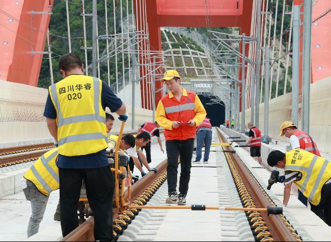 Chinese High-speed Railway Ingenuity on Display in Chongqing