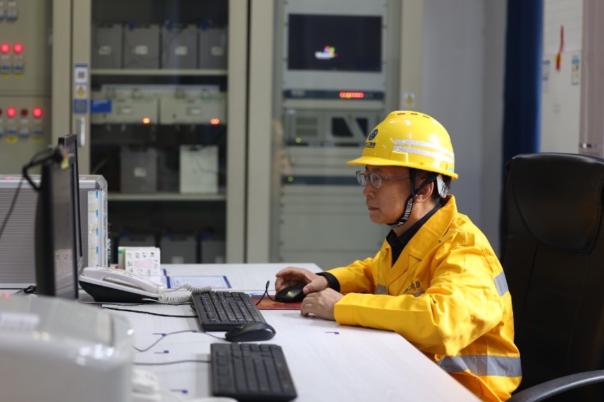 Yu Guangquan inspects the running state of equipment in the substation
