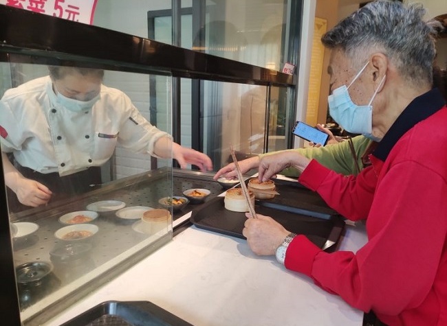 Community Canteen Offers Meals and Delivery Services to Chinese Elderly