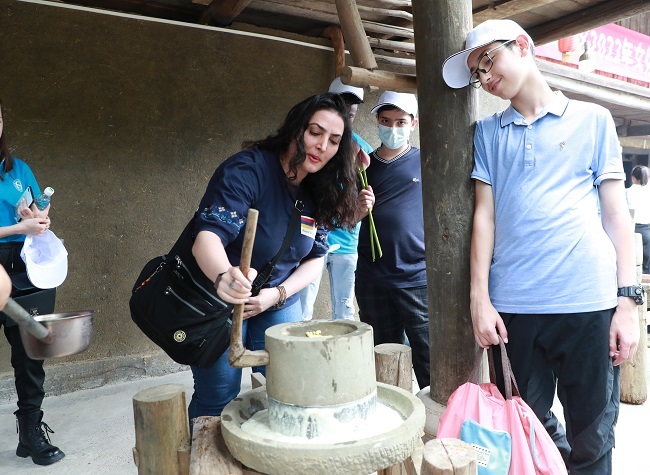 Overseas Friends Experience Intangible Heritage with Wulong Laowai@Chongqing
