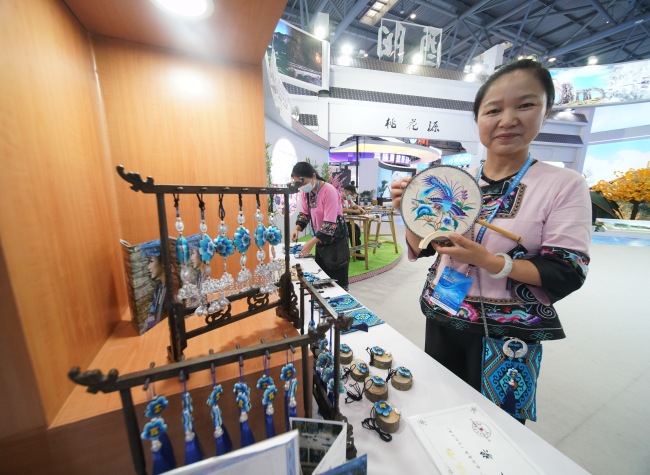 On July 22, 2022, an exhibitor displayed exquisite Youzhou Miao embroidery. (iChongqing file photo)