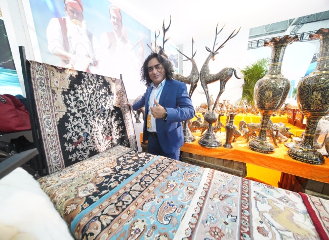On July 22, 2022, at the International Pavilion, a Pakistani exhibitor displayed crafts from his own country. (iChongqing file photo)