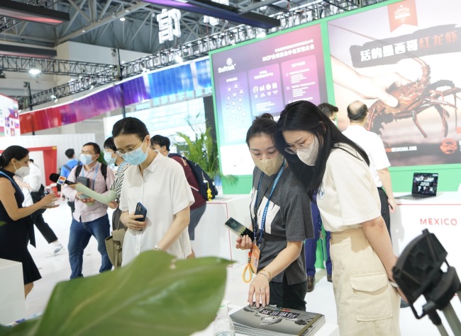 On July 22, 2022, at the International Pavilion, this year’s Guest Country of Honor Mexico made visitors curious about their exhibited products. (iChongqing file photo)