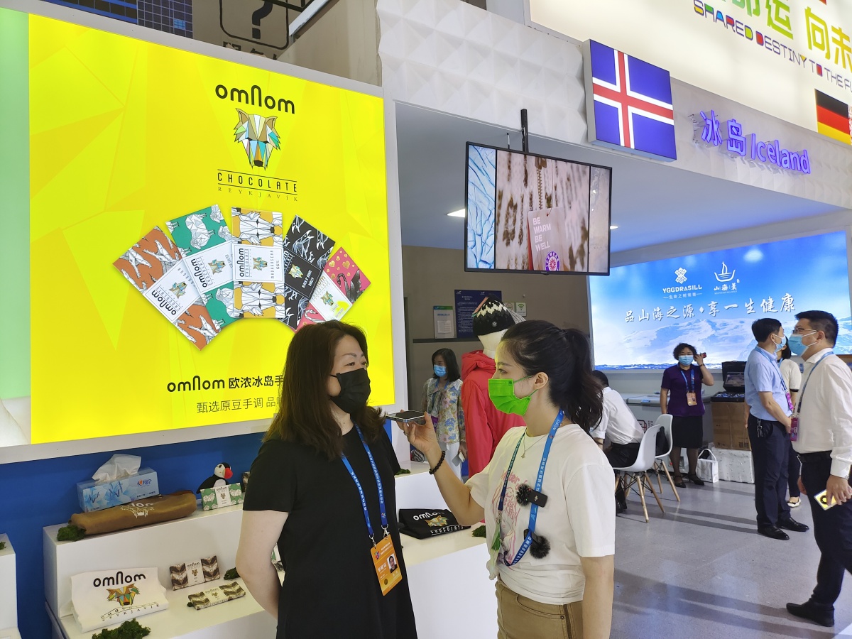 Tina Zhang, a marketing staff who brought products from Iceland to attend the event for the first time.(Photo by Zhao Haonan)