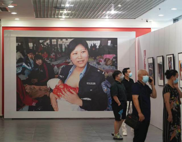 Touch the Heart: A  Xinhua Reporter Shares 37 Years of Journalism with 142 Photographs