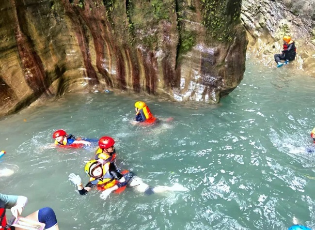 Go Rafting to Relieve the Heat in Summer