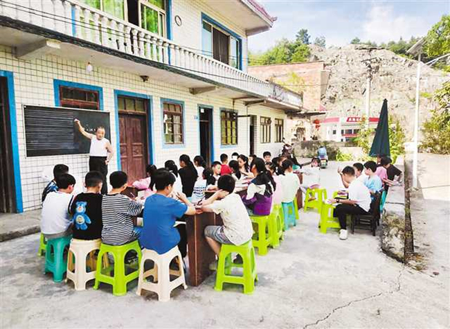 Retired Professor Teaches English for Free on His Summer Tour | Story