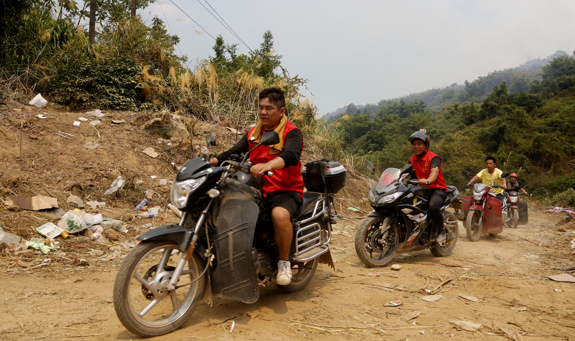 Volunteer couriers, locals and motorcycle enthusiasts have from from all corners of Chongqing to assist in delivering key supplies up remote roads. (Photo by iChongqing)
