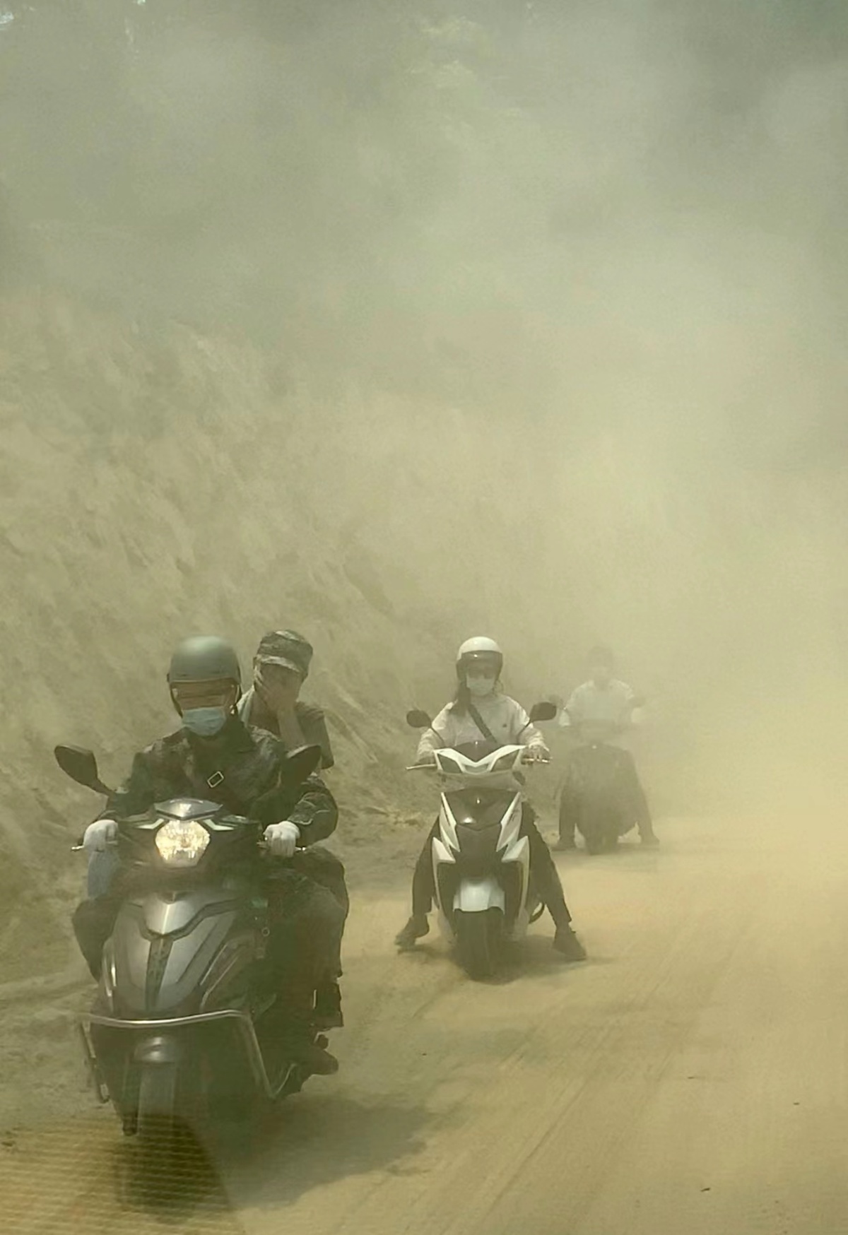 Motorcycle enthusiasts ride through smoke and fire to deliver essential fire fighting supplies on remote roads, as the people of Chongqing unite to prevent further disaster. (Photo by iChongqing)