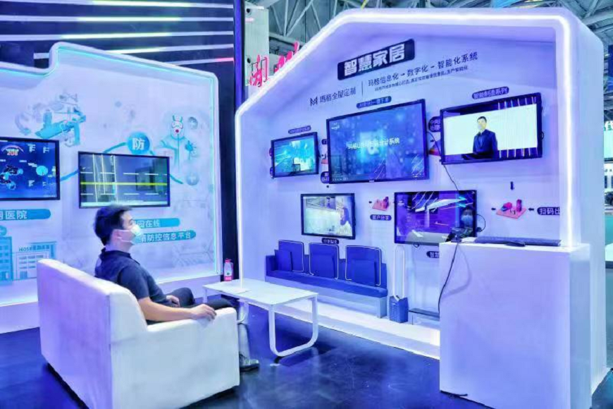 A visitor experiences the smart home at Ba’nan pavilion.