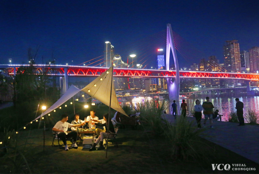 At night in Jiangbeizui Riverbank Park, people set up tents to enjoy the most beautiful night view with their best friends.