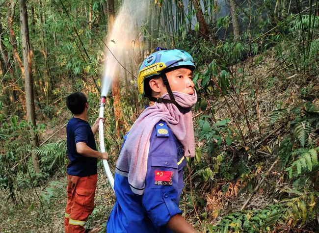 One Captain Stays on the Fire-fighting Front Line over Four Days