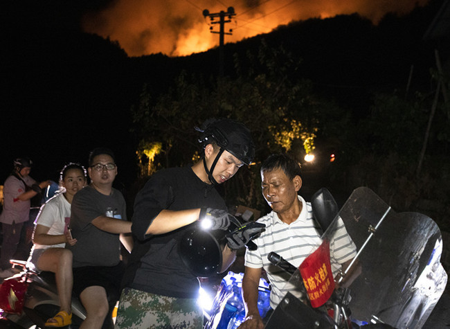 Volunteers Scramble Night Long to Deliver Essentials as Mountain Fires Rage in Chongqing
