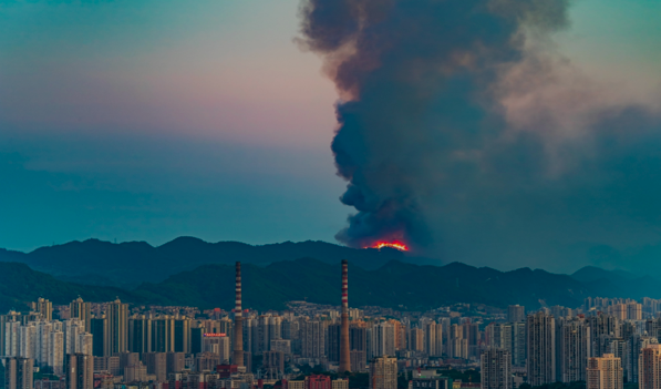 Fire and clouds in the mountains of Chongqing.