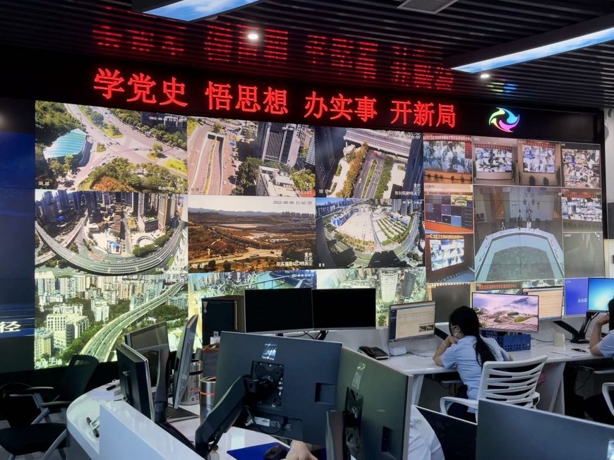 The big screen shows the main road of Jiangbei District at the Smart City Operations Management Center of Jiangbei District.