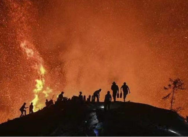 Over 20,000 People Devoted to Extinguishing Fires in Chongqing