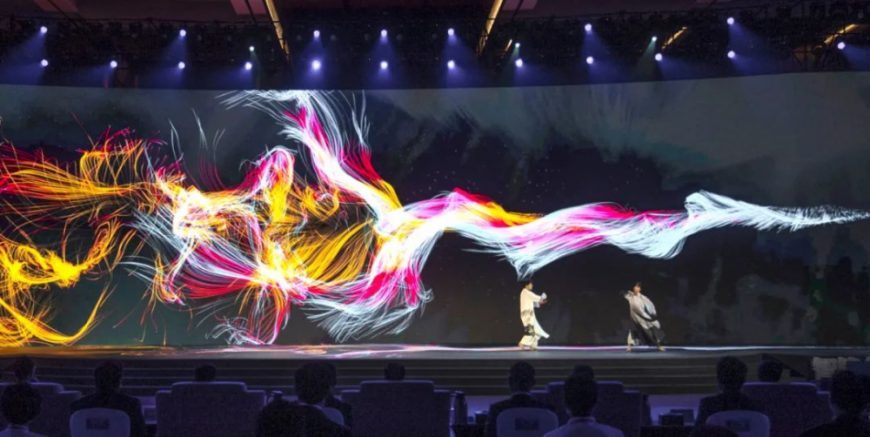 The human-and-screen interactive dance has brought a wonderful visual experience at the closing ceremony of the Smart China Expo 2021