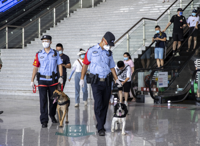Police Dogs Ensure the Safety of Railway Traffic Under Heatwave