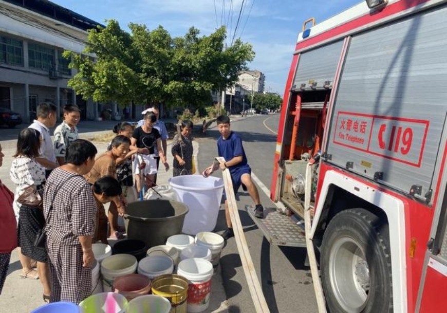 Yongchuan District fire department in Chongqing dispatched fire trucks to deliver water to people with drinking difficulties_870x609