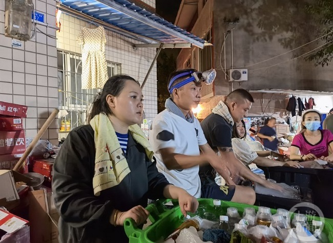 Heart-touching Images Refuel Chongqing People's Spirits in Tough Times