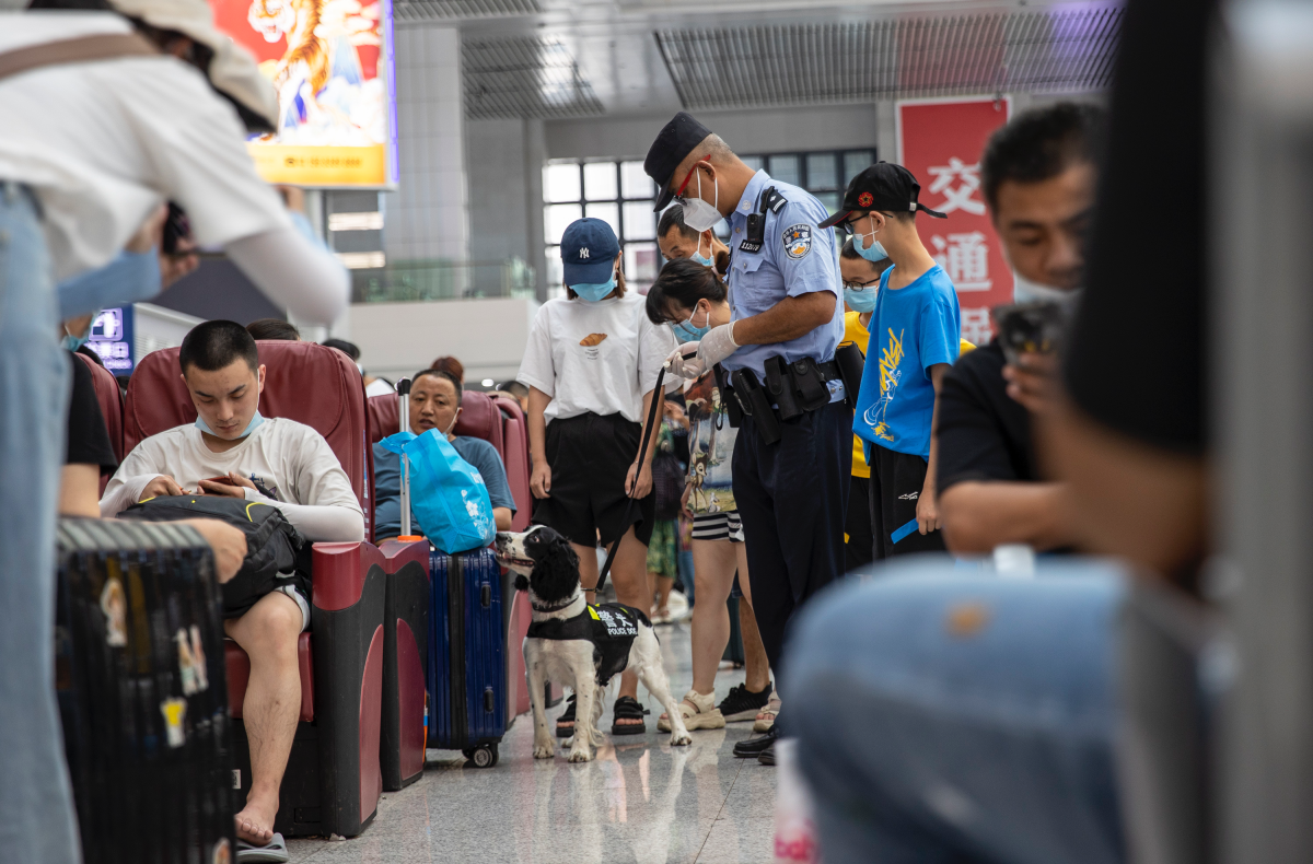 Kate working in Chongqing North Railway Station (Photo provided to iChongqing)