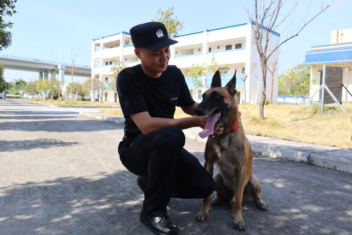 Lightning with his trainer, Chen Cheng (iChongqing/Mindy)