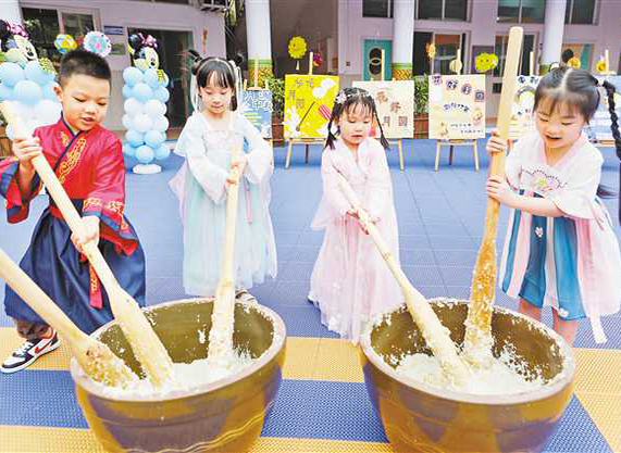 Colorful Activities for Tourists to Enjoy the Mid-Autumn Festival