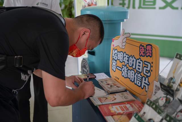 Postal Culture Exhibition at Chongqing Rail Transit Stations Attracted Commuters
