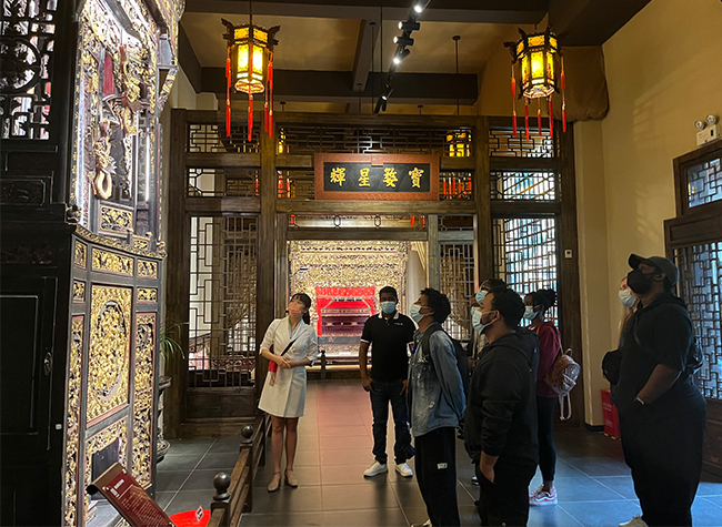 International Students Amazed by Chinese Intangible Cultural Heritage