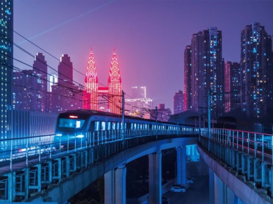 Chongqing Rail Transit Loop Line runs at night.